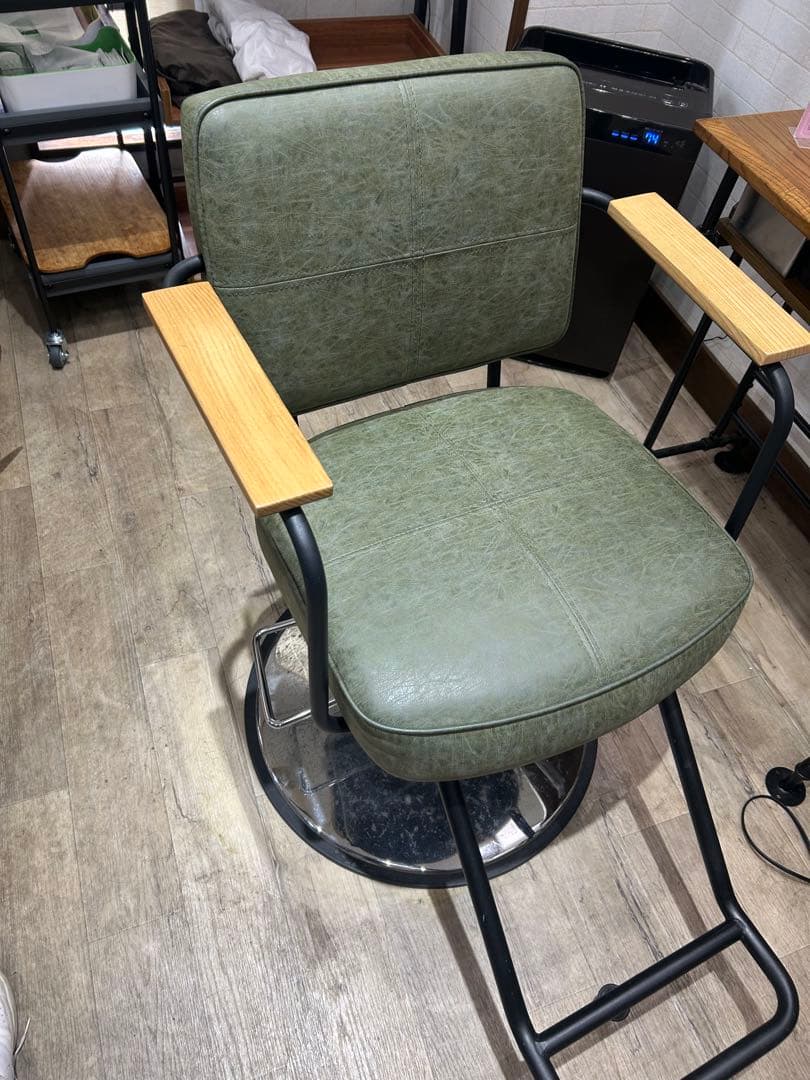 スタイリングチェア　美容　グリーンの合成皮革回転椅子