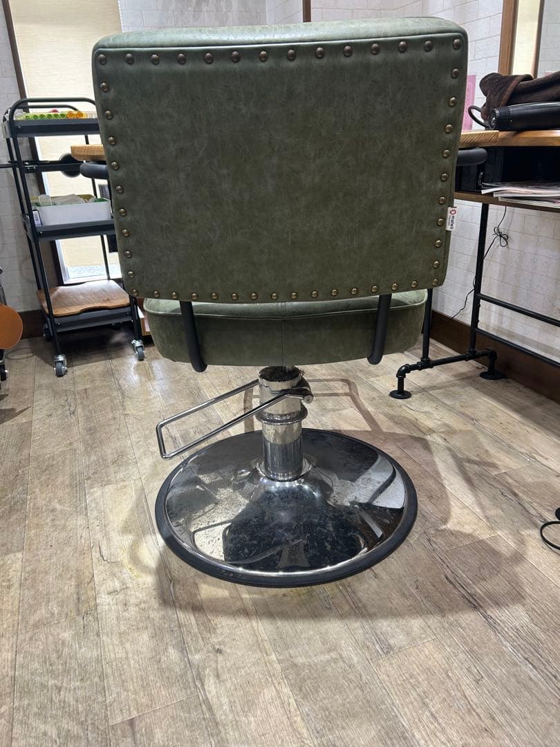 スタイリングチェア　美容　グリーンの合成皮革回転椅子
