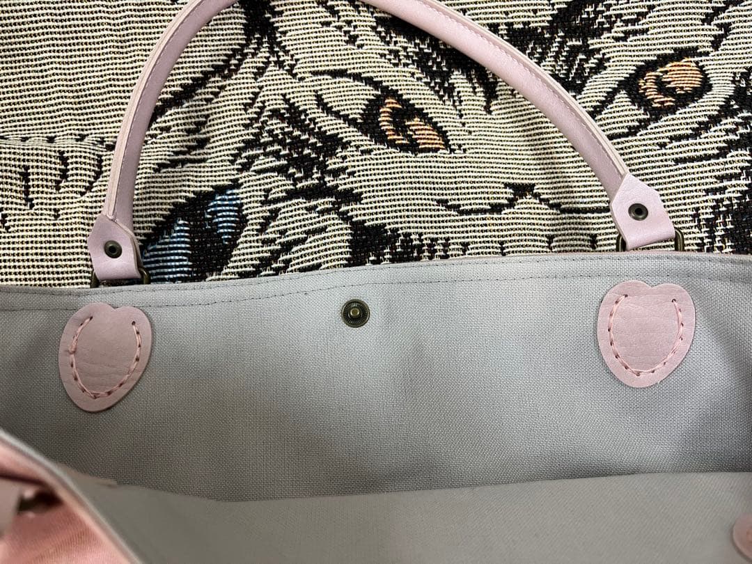 ヒグチユウコのTシャツから作成の、お洒落な猫イラストのピンク トートバッグ