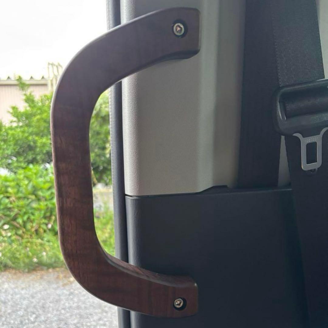 ハイエース 200系 ワゴンGL専用、リア アシストグリップ2個セット。