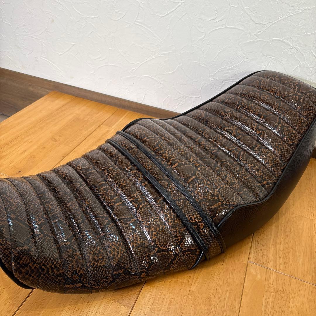 【美品】ゼファー1100 タックロールシート チョビ三段シート 蛇柄