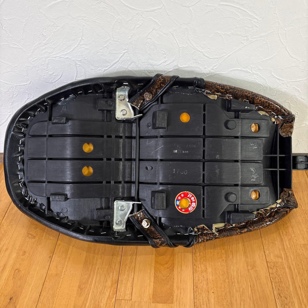 【美品】ゼファー1100 タックロールシート チョビ三段シート 蛇柄