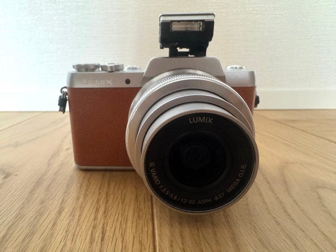 【美品】【ケース・三脚付】Panasonic DMC-GF7W ミラーレス一眼