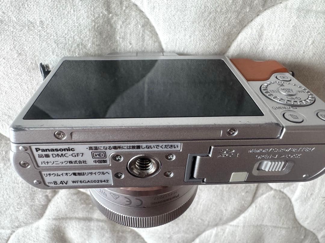 【美品】【ケース・三脚付】Panasonic DMC-GF7W ミラーレス一眼