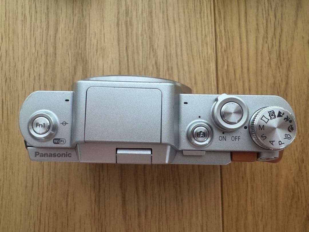 【美品】【ケース・三脚付】Panasonic DMC-GF7W ミラーレス一眼