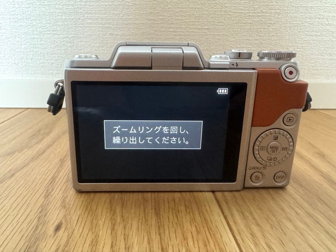 【美品】【ケース・三脚付】Panasonic DMC-GF7W ミラーレス一眼