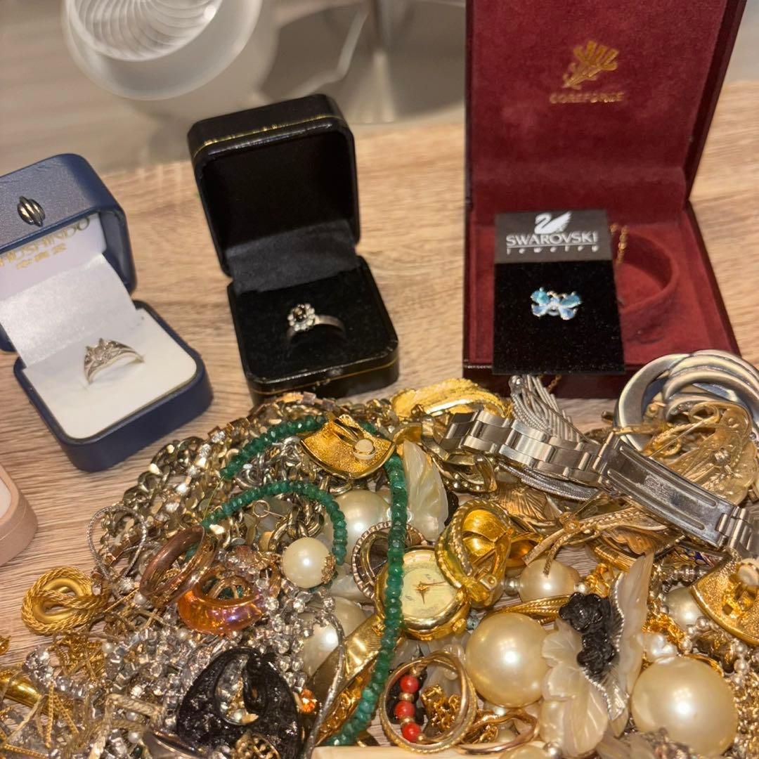 遺品整理 大量アクセサリー 時計 まとめ売り刻印未検品　写真上部３つのみ刻印有り