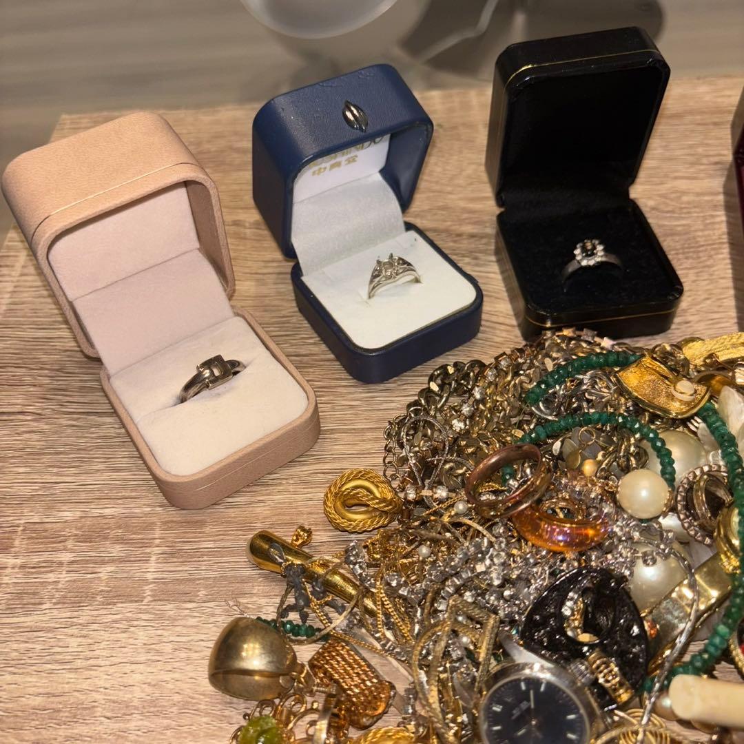 遺品整理 大量アクセサリー 時計 まとめ売り刻印未検品　写真上部３つのみ刻印有り