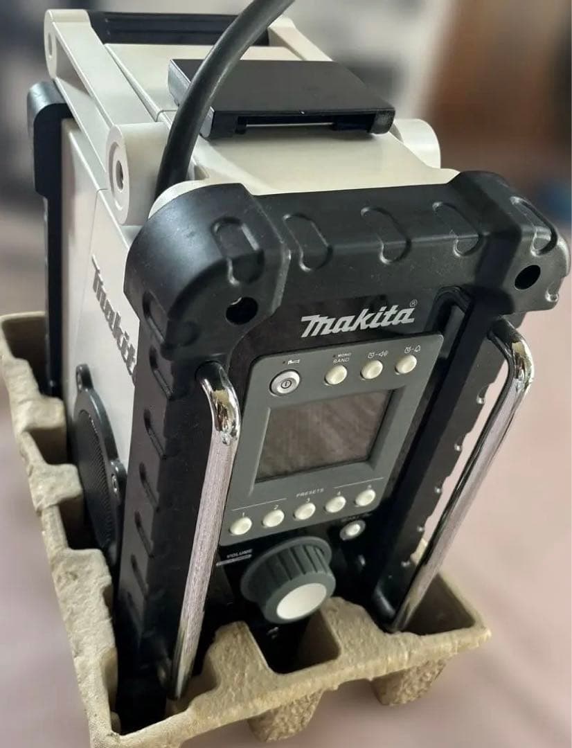 【新品箱入り】マキタ Makita 充電式ラジオ MR100 W 現場ラジオ　白