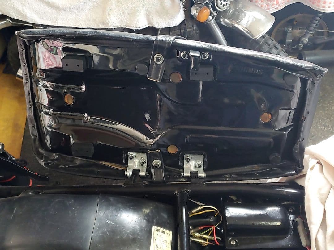 GS400 アンコ抜きシート 純正革張り 鉄板ベース