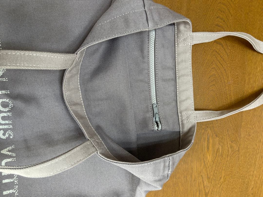 ルイヴィトン美術館限定　フォンダシオントートバッグ　内ポケットあり グレー系