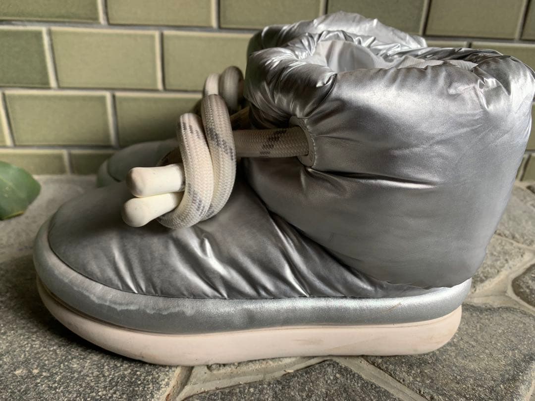 UGGシルバー ナイロン ムートンブーツ