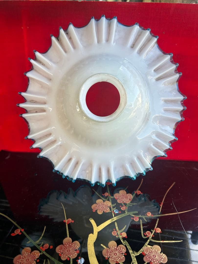 古い電笠乳白いフリルデザインのガラス製装飾品