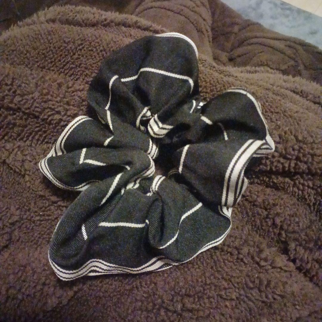 黒と白のストライプ シュシュ