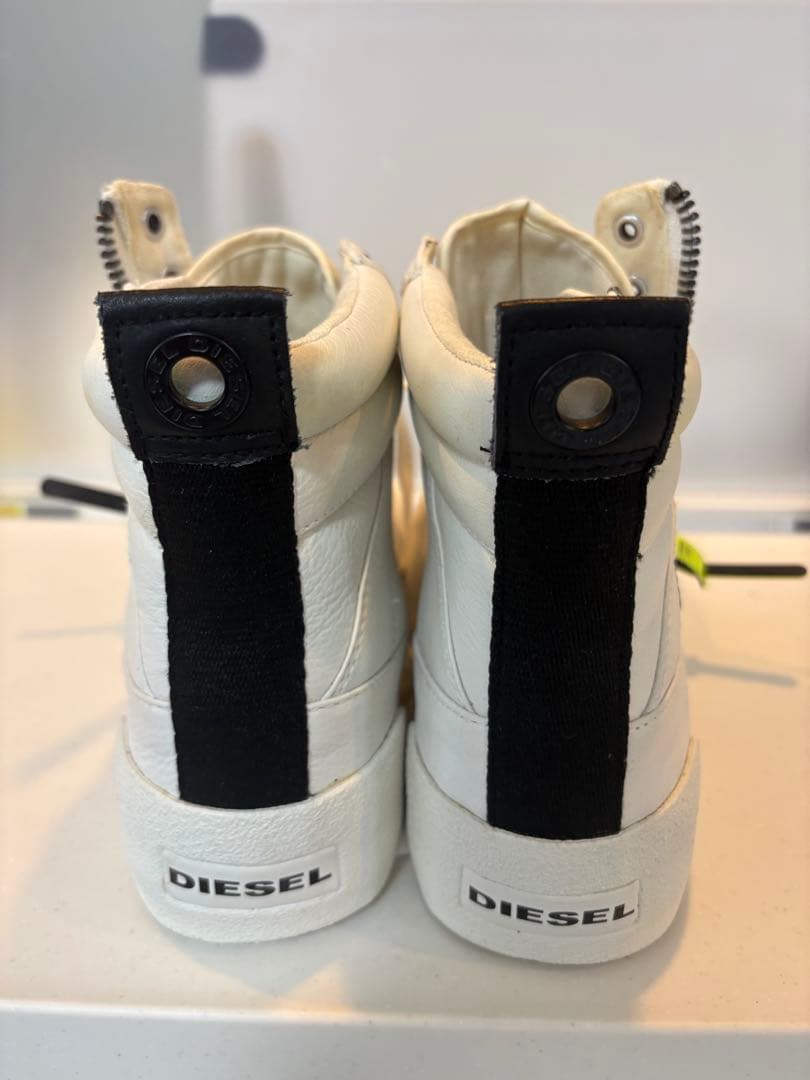 DIESEL ホワイトハイカットスニーカー