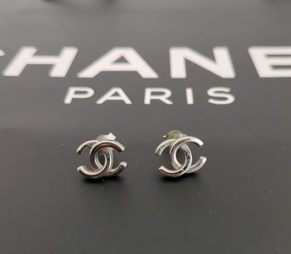 CHANEL シルバー色　 ロゴ　ピアス