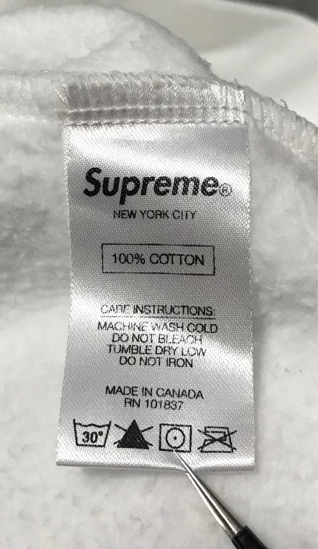本日限定価格　supreme ロゴパーカー