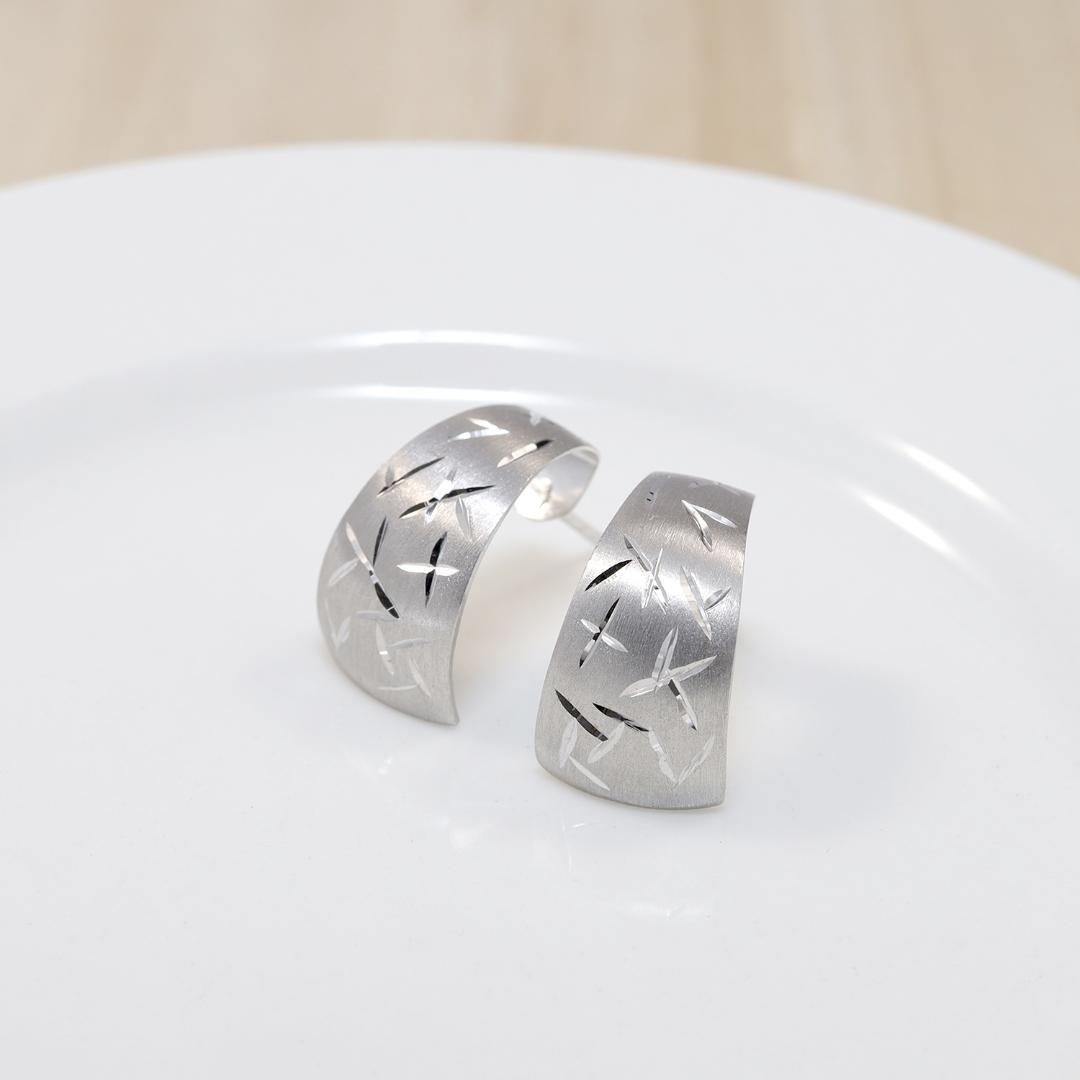 ウノアエレ つや消しイタリアンカッティングデザインピアス K18WG