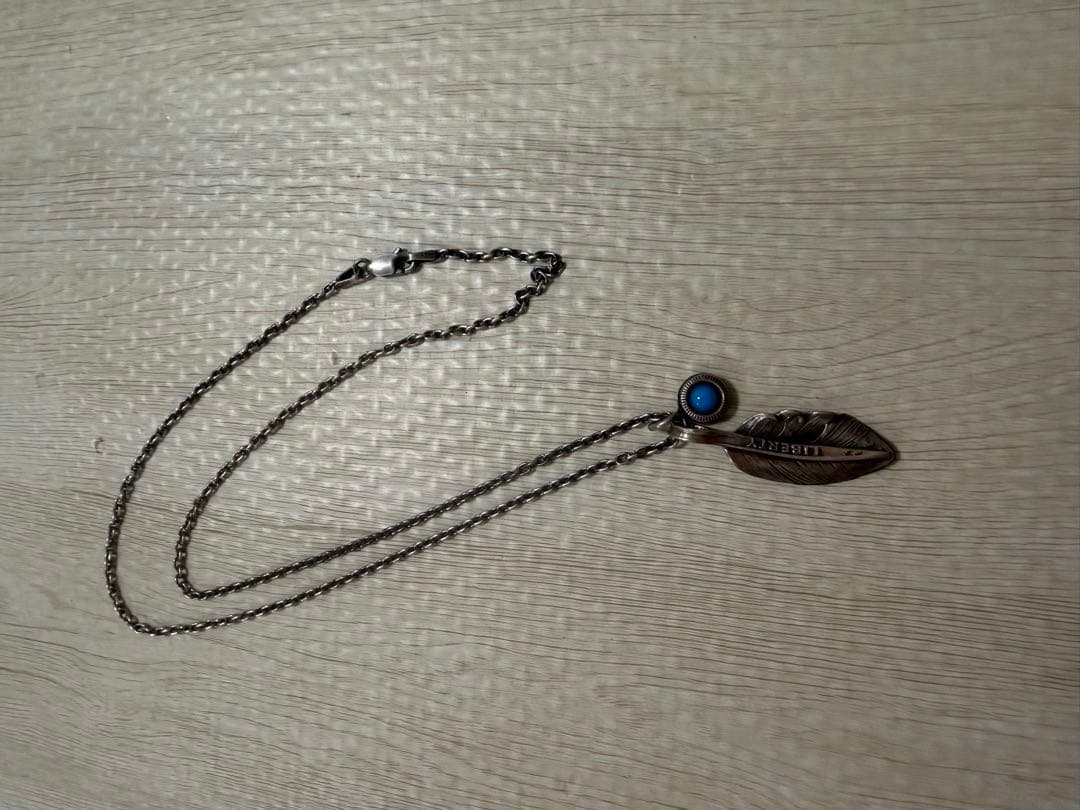 羽根モチーフ ネックレス 青い石付き