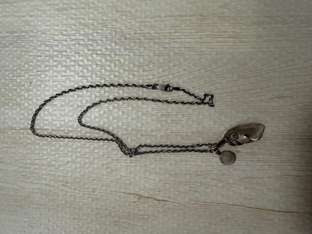 羽根モチーフ ネックレス 青い石付き