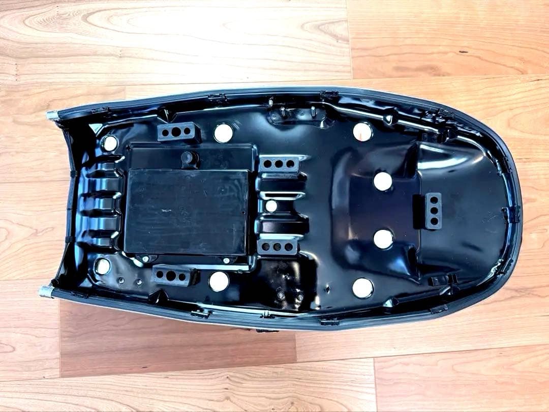 CB750four用　アンコ抜き　 便利な車検証入れ付き