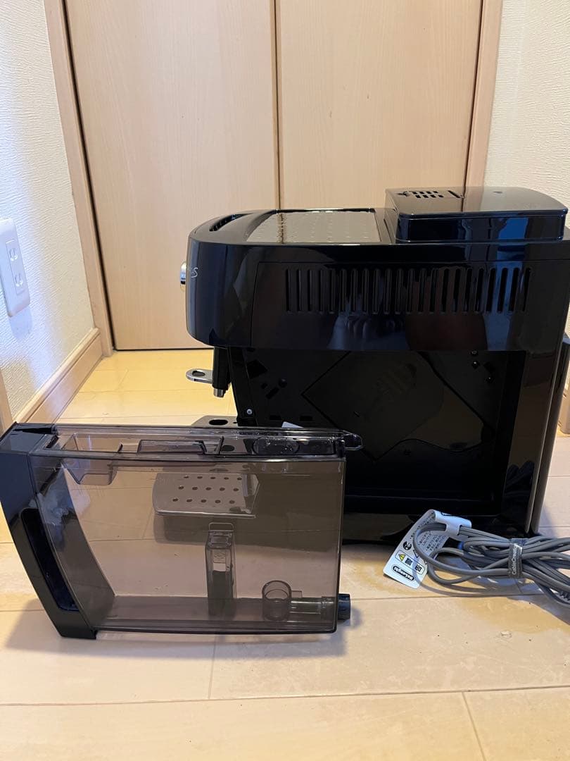 デロンギ　Sブラック コーヒーメーカー　ECAM22112B