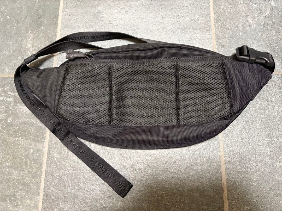 White Mountaineering×BRIEFINGボディバッグ