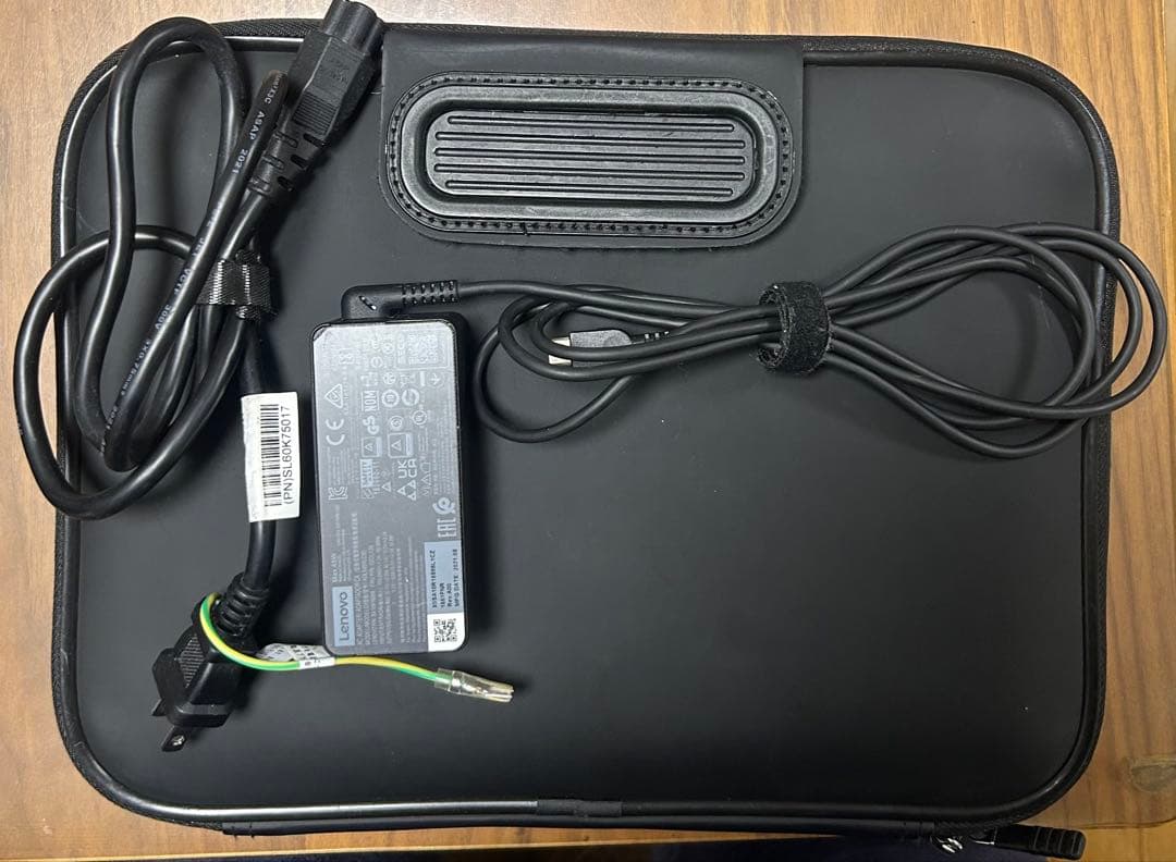 Chromebook ケースと付属の電源コード付き