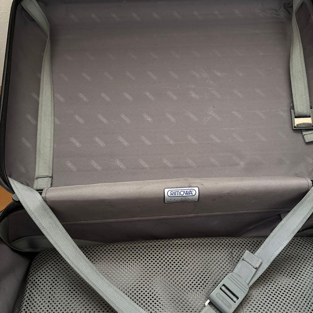 シルバー のキャリーケース