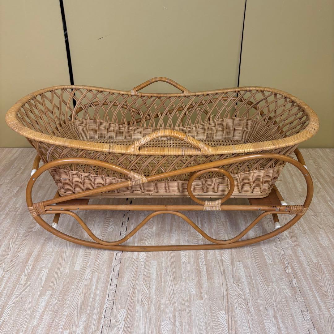籐のベビーベッド　ゆりかご　キャスタースタンド付　アンティーク