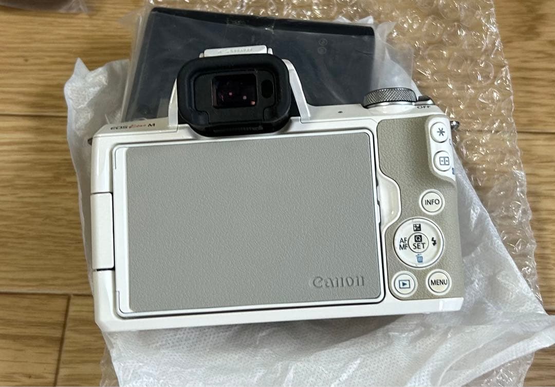 Canonミラーレス一眼カメラEOS Kiss Mダブルズームキット ホワイト