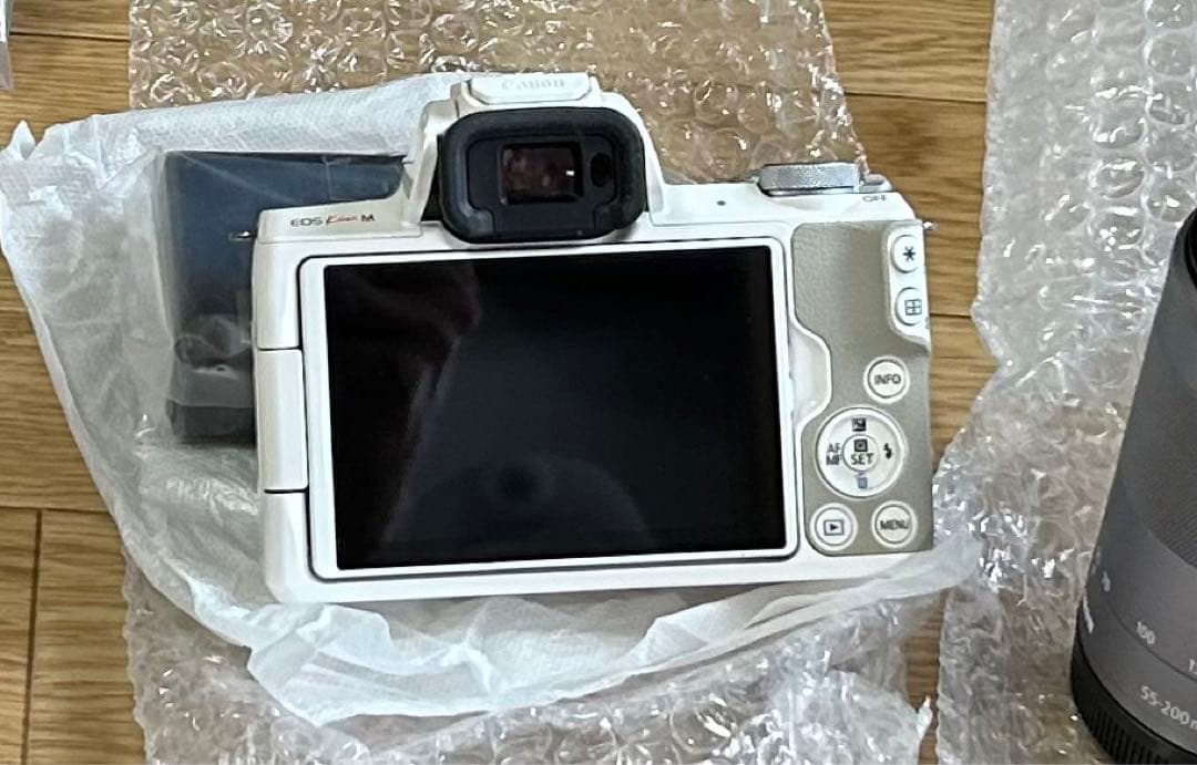 Canonミラーレス一眼カメラEOS Kiss Mダブルズームキット ホワイト