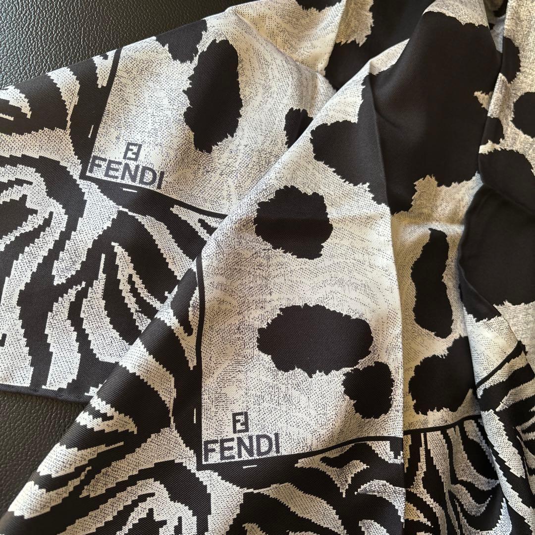 かりんと❗️レア！未使用！極美品！FENDIシルク100%ストール　ゼブラ柄