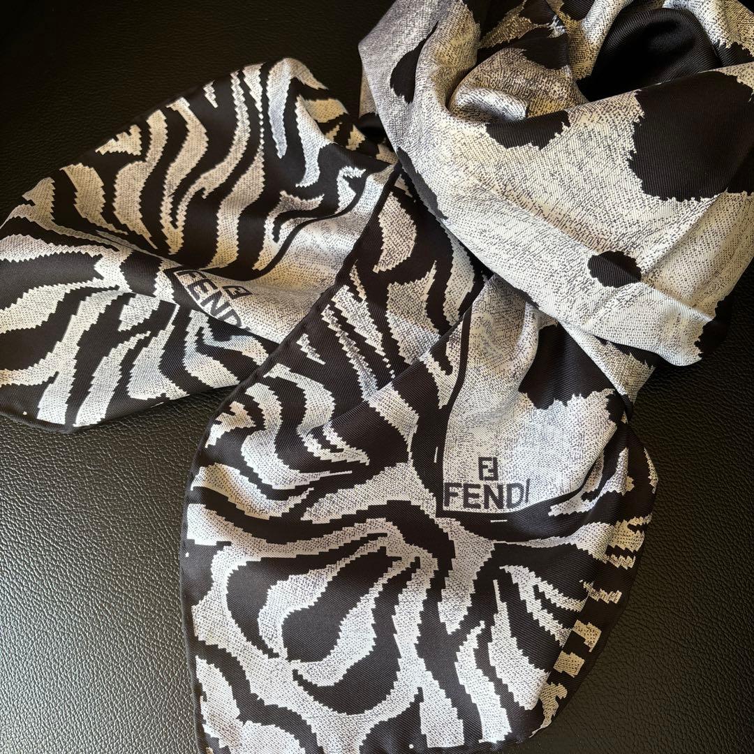 かりんと❗️レア！未使用！極美品！FENDIシルク100%ストール　ゼブラ柄