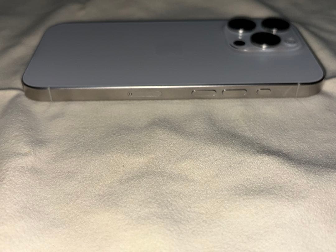 Apple iPhone15pro 128GB ホワイトチタニウム　SIMフリー