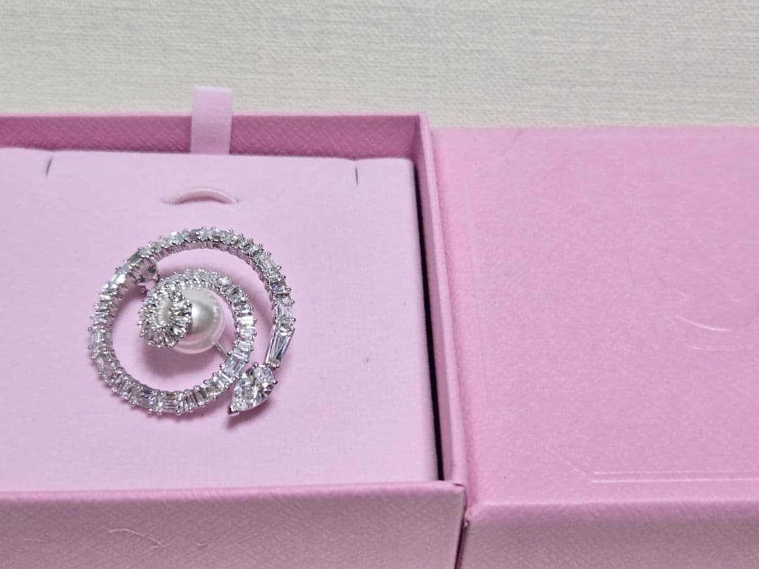 スワロフスキー　Snake ブローチ 蛇モチーフ