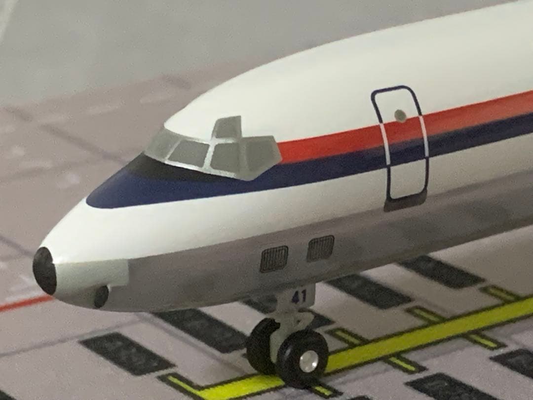 ｊａｌｕｘ公式モデル１／２００日航ＤＣ８－６１プラスティック樹脂製完成品