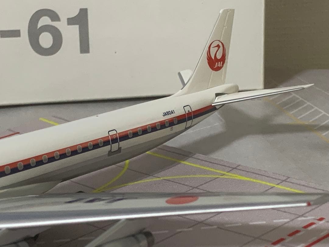 ｊａｌｕｘ公式モデル１／２００日航ＤＣ８－６１プラスティック樹脂製完成品