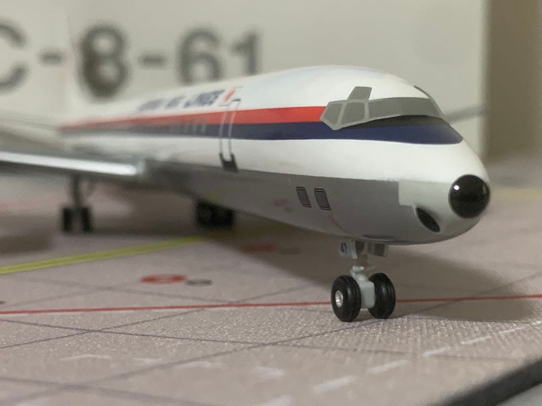 ｊａｌｕｘ公式モデル１／２００日航ＤＣ８－６１プラスティック樹脂製完成品