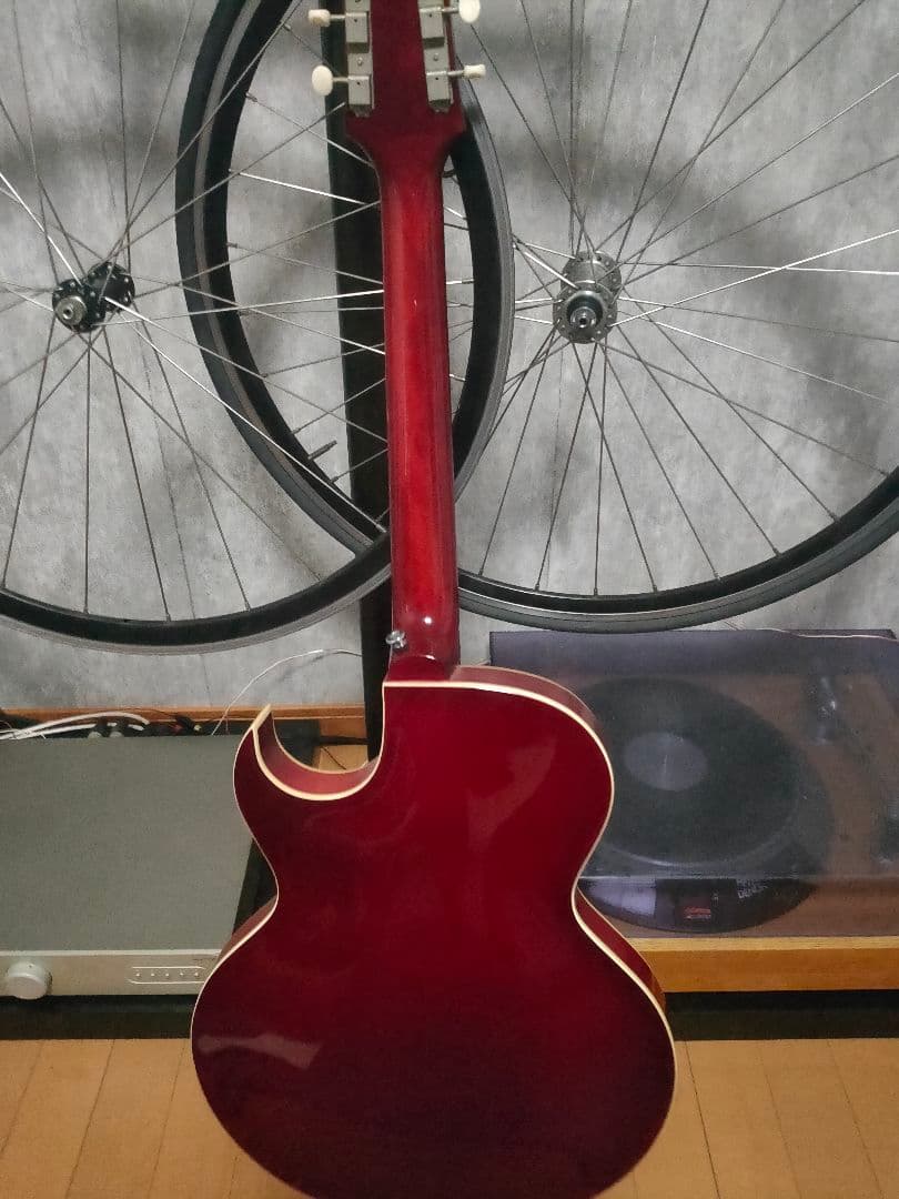 The LOAR LH302t チェリーサンバースト フルアコ