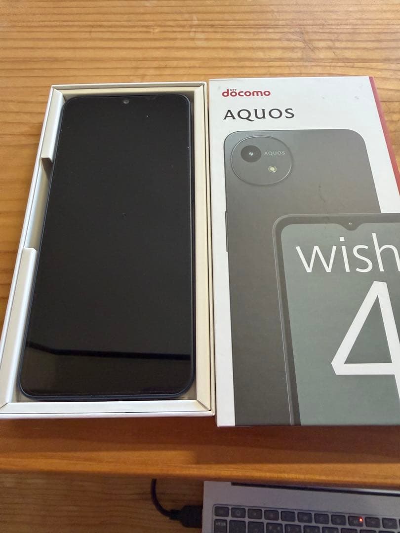 docomo AQUOS wish 4 本体