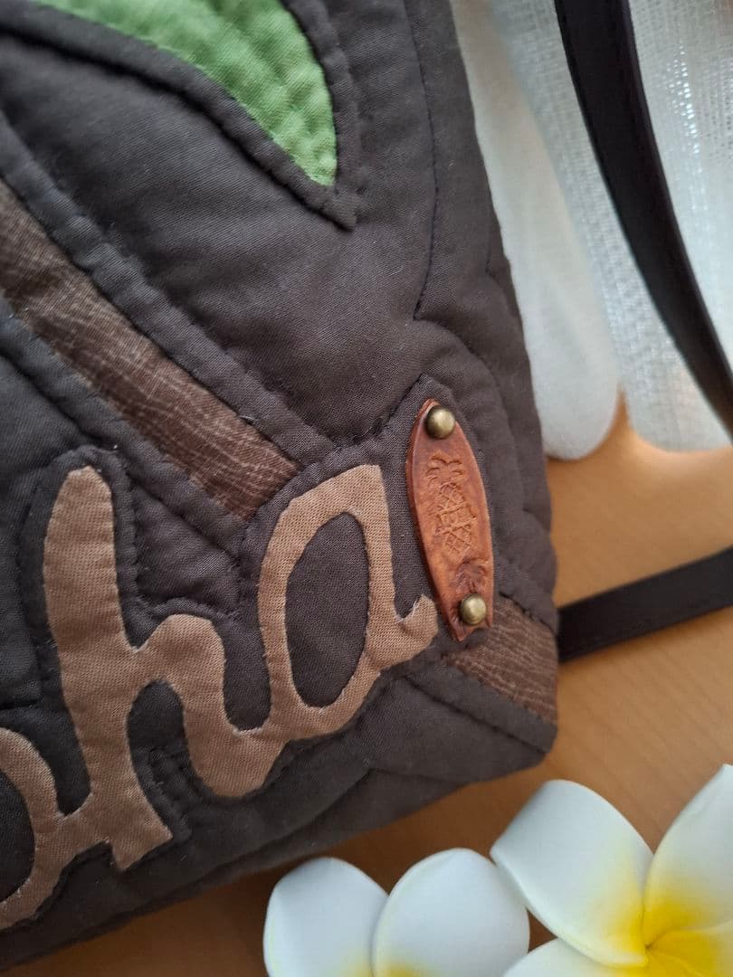 ハワイアンキルトバッグ　2WAY バス　横長　革タグチャーム付　ファスナーバッグ