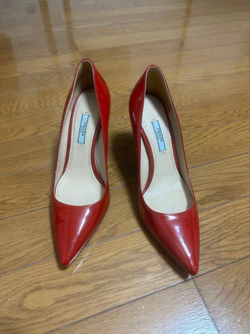 PRADA / レッド ポインテッドトゥ ハイヒール
