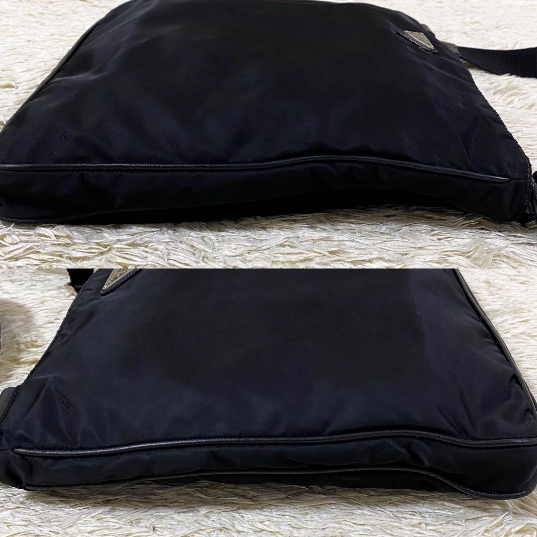 近代モデル【美品】プラダ メッセンジャーバッグ トライアングルロゴ