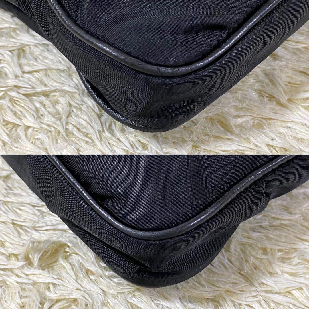 近代モデル【美品】プラダ メッセンジャーバッグ トライアングルロゴ