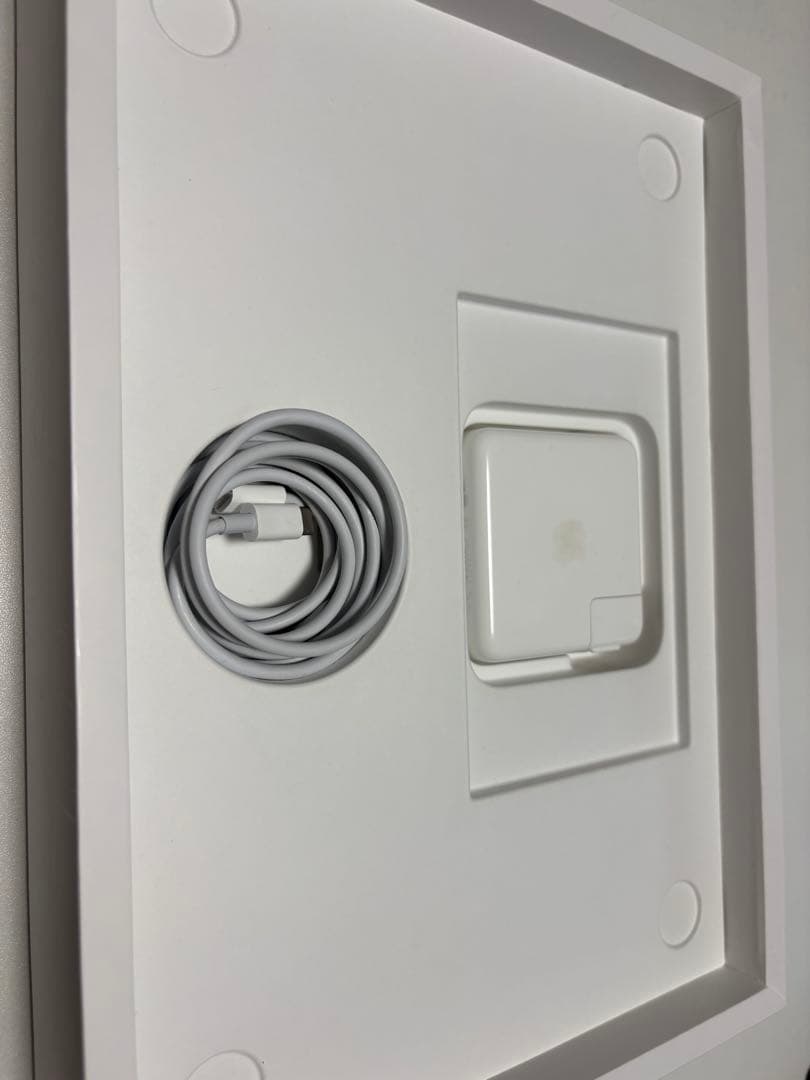 美品 MacBook Pro 13 M2 2022 8GB/256GB 箱付