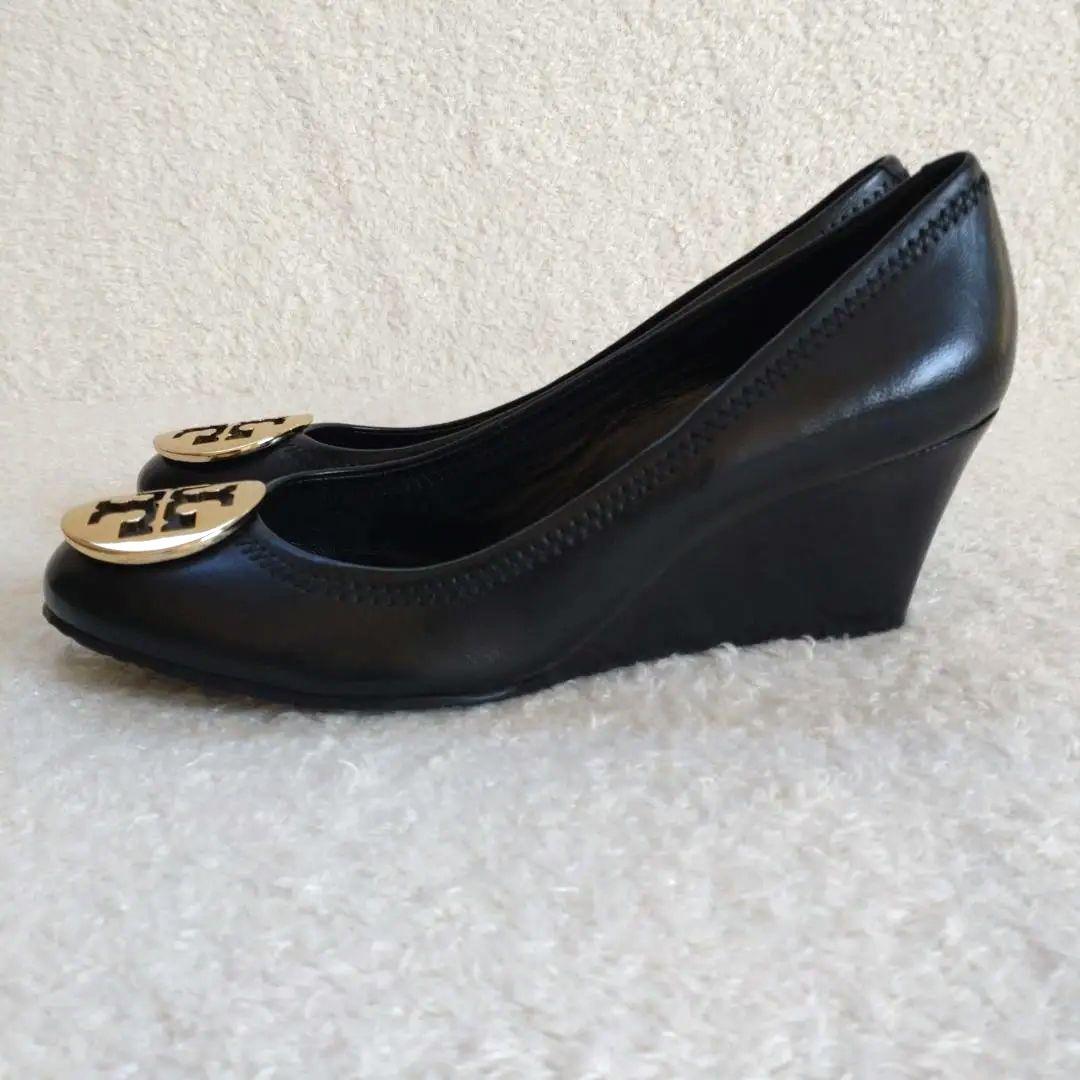 トリーバーチ　サリーウェッジ　ブラックパンプス　ゴールドロゴ　カーフスキン　8M
