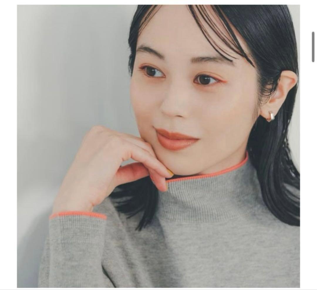 北欧暮らしの道具店 ときめきを、ひとさじ」差し色ラインのハイネックニット