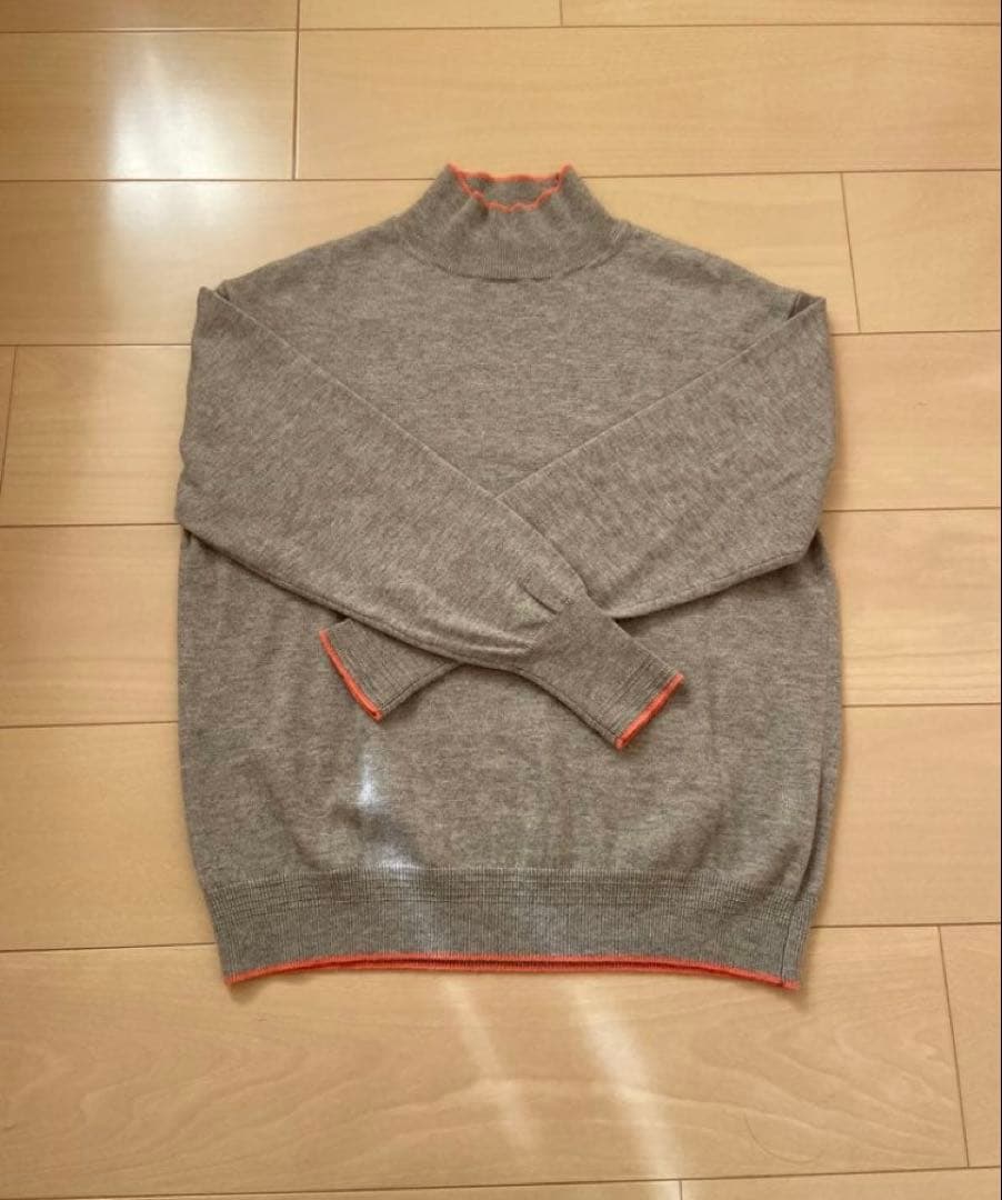 北欧暮らしの道具店 ときめきを、ひとさじ」差し色ラインのハイネックニット