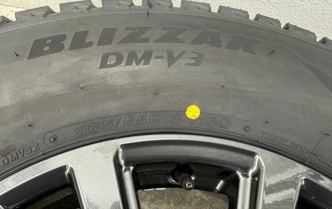 ランクル250スタッドレスBLIZZAKDM-V3 265/65R18新品未使用